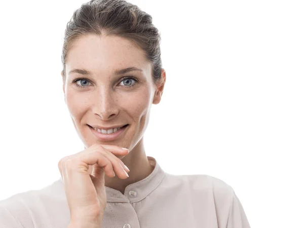 Hermosa Mujer Confiada Posando Con Mano Barbilla Sonriendo Cámara Aspecto — Foto de Stock