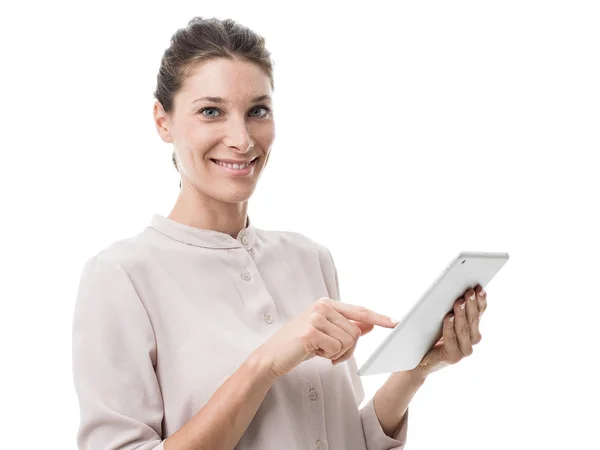 Χαμογελώντας Ελκυστική Γυναίκα Συνδέοντας Ψηφιακή Αφής Οθόνη Tablet Και Χρησιμοποιώντας — Φωτογραφία Αρχείου