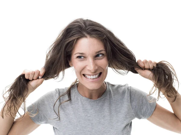 Bir Kötü Saç Gün Kızgın Kadın Karışıklık Karışık Saçlarını Çekiyor — Stok fotoğraf