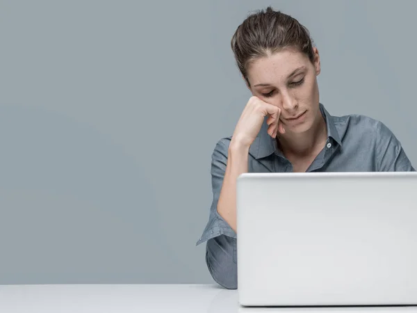 Müde Junge Frau Sitzt Schreibtisch Und Schläft Mit Geschlossenen Augen — Stockfoto