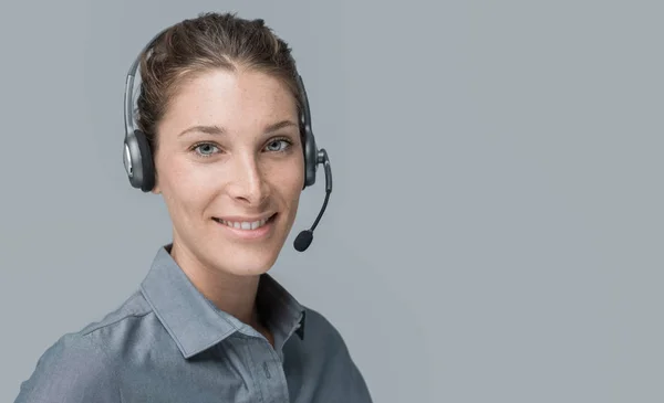 Belle Femme Souriante Avec Casque Centre Appels Opérateur Soutien Clientèle — Photo