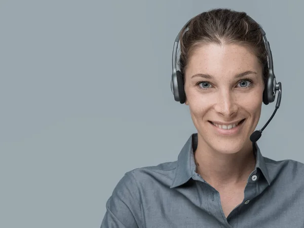Mujer Hermosa Sonriente Con Auriculares Centro Llamadas Operador Atención Cliente — Foto de Stock