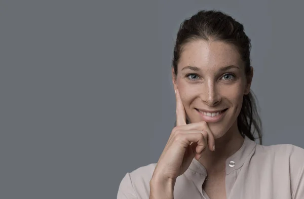 Elegant Ung Blue Eyed Kvinna Poserar Grå Bakgrund Med Hand — Stockfoto