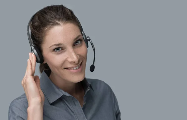 Bella Donna Sorridente Con Auricolare Call Center Operatore Assistenza Clienti — Foto Stock