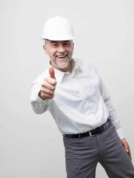 Alegre Feliz Ingeniero Profesional Arquitecto Con Casco Seguridad Dando Pulgar —  Fotos de Stock