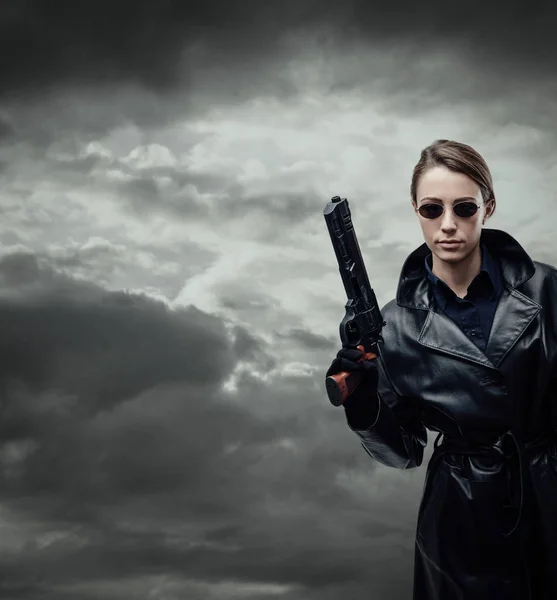 Cool Vrouwelijke Spion Agent Zwart Lederen Jas Bezit Van Een — Stockfoto