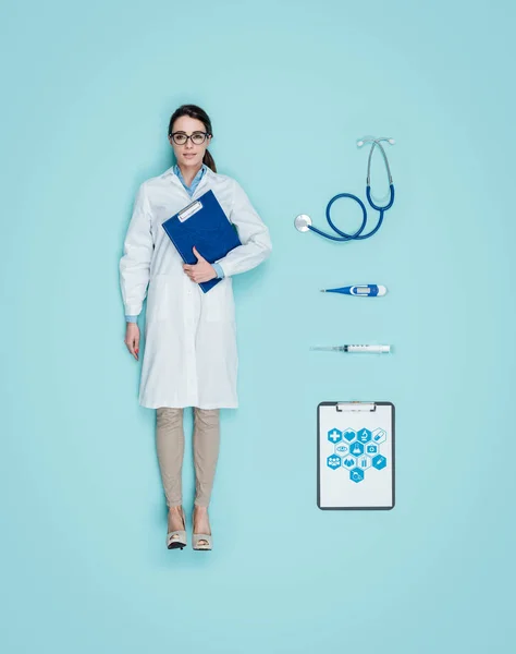 白衣と医療機器のアクセサリーを身に着けているリアルな笑みを浮かべて女医人間人形 — ストック写真