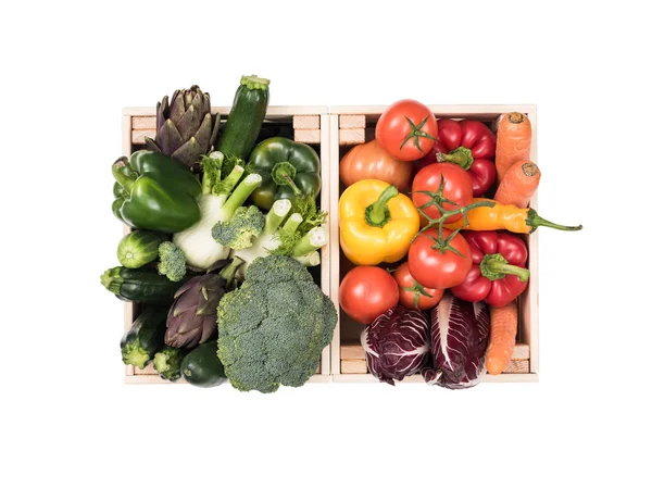 白色背景的木制板条箱新鲜可口的五颜六色的蔬菜 — 图库照片