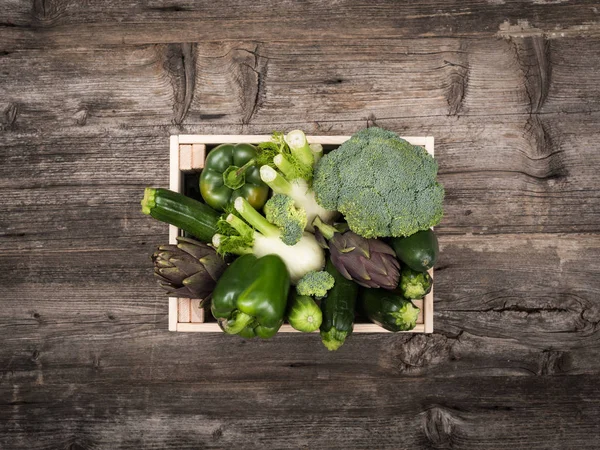 Čerstvé Chutné Zelené Zeleniny Dřevěných Bedničkách Rustikální Dřevěný Stůl — Stock fotografie