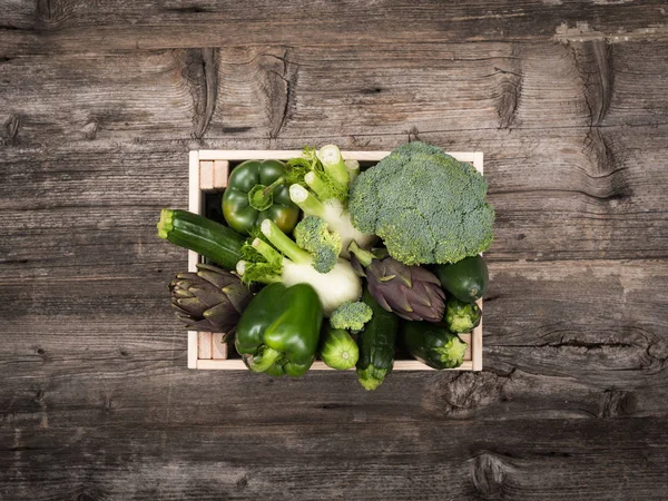 Verse Heerlijke Groene Groenten Houten Kratten Een Rustieke Houten Tafel — Stockfoto