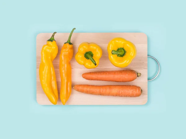 Φρέσκα Καρότα Και Πιπεριές Μια Ξύλινη Σανίδα Μαγείρεμα Και Υγιείς — Φωτογραφία Αρχείου