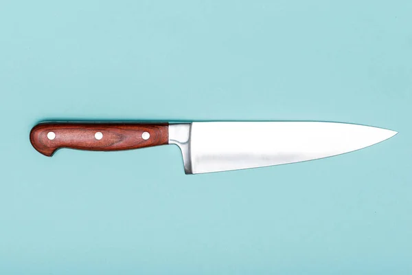 Ostrý Kuchyňský Nůž Dřevěnou Rukojetí Světle Modrém Pozadí Přípravě Potravin — Stock fotografie