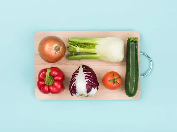 Verse Gezonde Groenten Een Houten Snijplank Voedselbereiding Gezond Eten Concept — Stockfoto