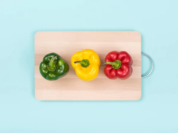 Verse Paprika Een Houten Snijplank Gezond Eten Voedsel Voorbereiding — Stockfoto
