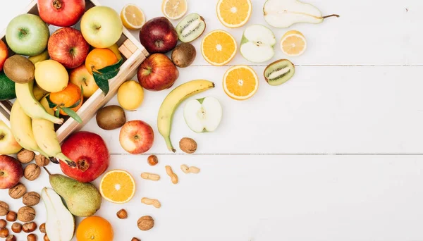 Meyve, taze lezzetli bir sandık ve ahşap masa üstü görünüm, sağlıklı gıda kavramı