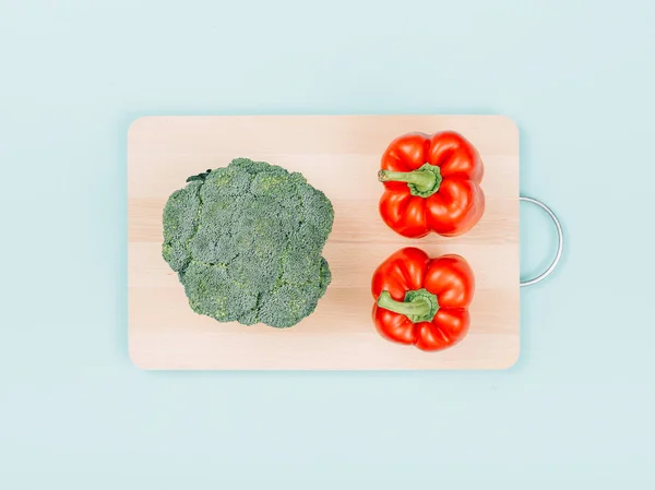 Verse Broccoli Paprika Een Houten Snijplank Voedselbereiding Gezond Eten Concept — Stockfoto