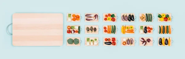 Asortyment Świeżych Organicznych Warzyw Drewniane Deski Krojenia Miejsce Zdrowe Jedzenie — Zdjęcie stockowe