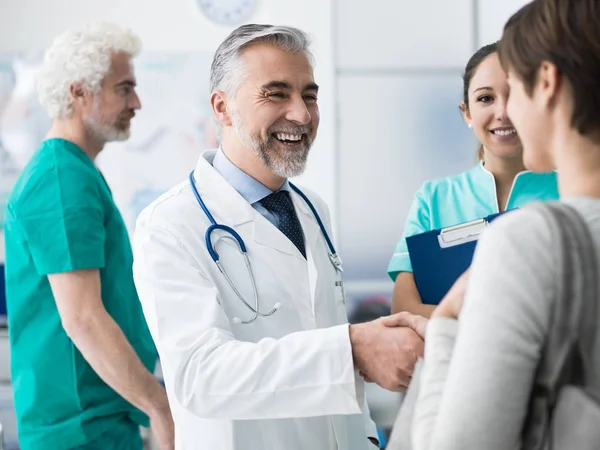 Glimlachend Vertrouwen Schudden Patiënten Mannenhand Het Ziekenhuis Het Medisch Team — Stockfoto