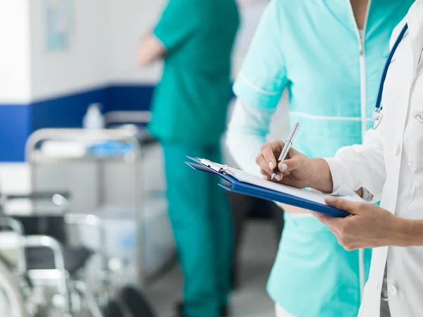 Medisch Personeel Werken Het Ziekenhuis Arts Verpleegkundige Controleren Van Een — Stockfoto
