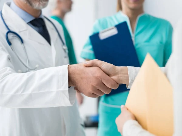 医師と患者が病院と医療チーム 医療試験とヘルスケアの概念での相談後に握手 — ストック写真