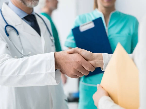 Médico Paciente Estrechando Mano Después Una Consulta Hospital Equipo Médico —  Fotos de Stock