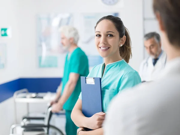 Giovane Studentessa Medicina Che Lavora Ospedale Personale Medico Sta Tenendo — Foto Stock