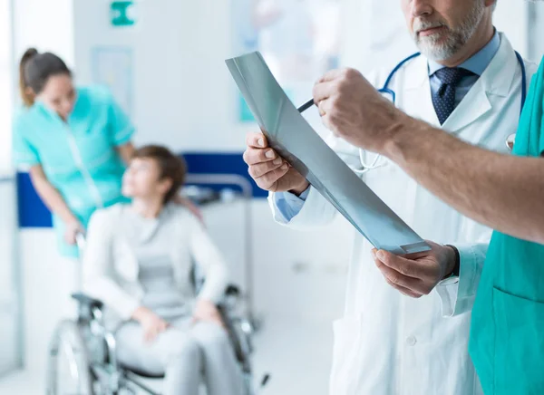 Médecins Professionnels Confiants Examinant Radiographie Patient Une Femme Fauteuil Roulant — Photo