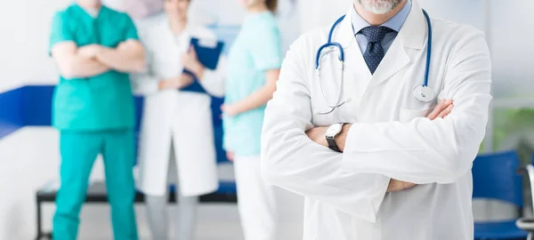 Professionelles Ärzteteam Krankenhaus Und Selbstbewusster Arzt Der Mit Verschränkten Armen — Stockfoto