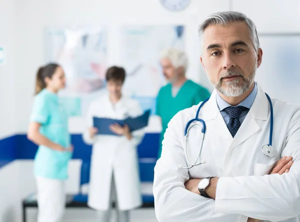 Professional Medical Team Working Hospital Confident Doctor Posing Arms Crossed — Stock Photo, Image