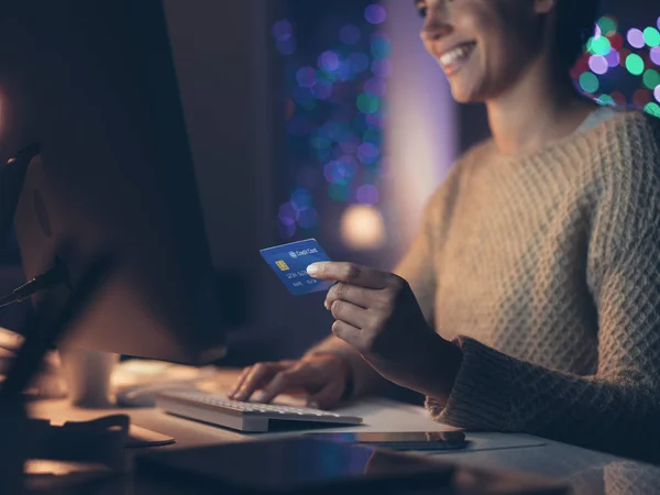 Lachende Jonge Vrouw Laat Avond Met Haar Computer Aansluiten Het — Stockfoto