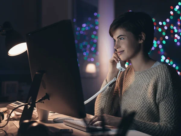 Joven Mujer Sonriente Trabajando Con Computadora Hablando Por Teléfono Tarde — Foto de Stock