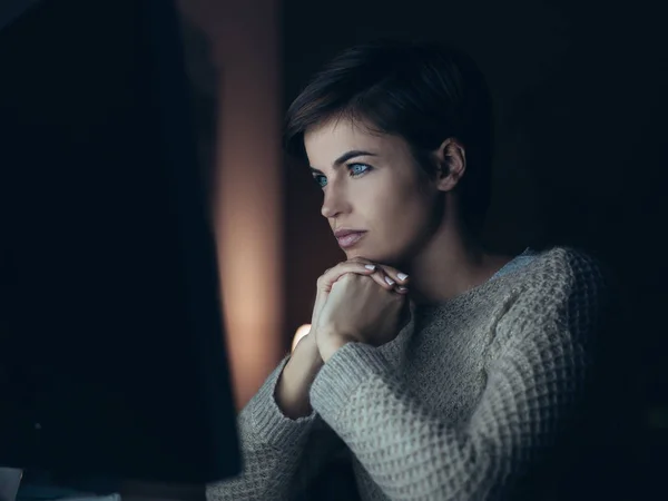 Молодая Женщина Подключается Поздно Вечером Смотреть Видео Интернете Смотрит Экран — стоковое фото