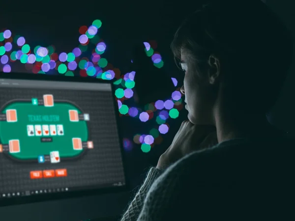 Kvinna Som Spelar Online Poker Sent Natten Spel Och Gambling — Stockfoto