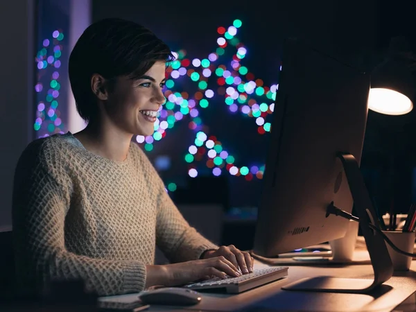 Felice Sorridente Giovane Donna Che Connette Con Suo Computer Tarda — Foto Stock