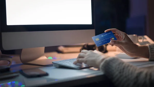女性接続深夜夜とオンライン ショッピングを行う彼女のコンピューター クレジット カード情報の入力は彼女 手をクローズ アップ — ストック写真
