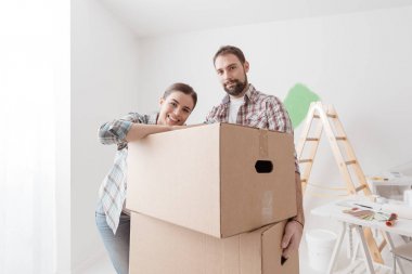 Genç çift yeni evime taşınmaya