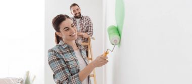 Genç çift yenilenen yeni ev