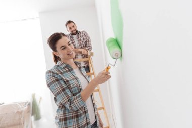 Genç çift yenilenen evi