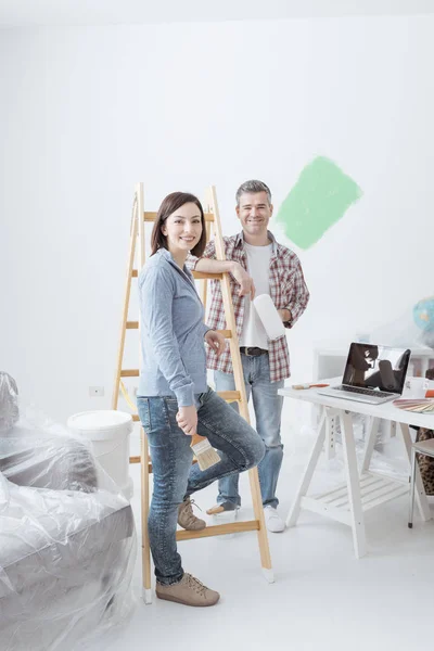 Smiling couple painting house — Stock Photo, Image