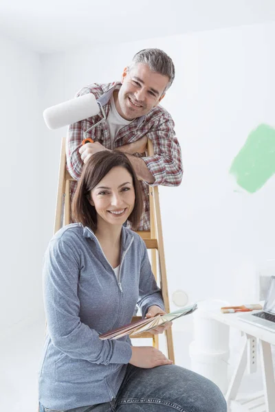 Счастливая пара ремонтирует дом — стоковое фото