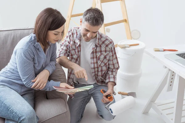 Paar wählt Farben für Wände — Stockfoto