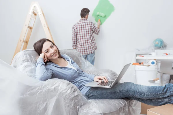 Pareja feliz haciendo renovaciones en casa — Foto de Stock