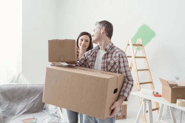 Paar die verhuizen naar een nieuw huis — Stockfoto