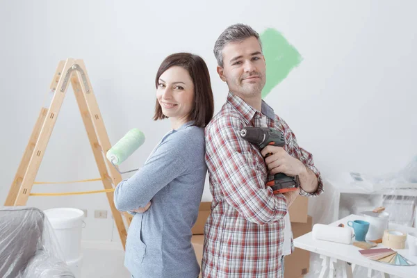 Casal amoroso fazendo renovações em casa — Fotografia de Stock