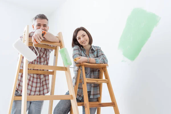 Boldog pár festészet otthon — Stock Fotó