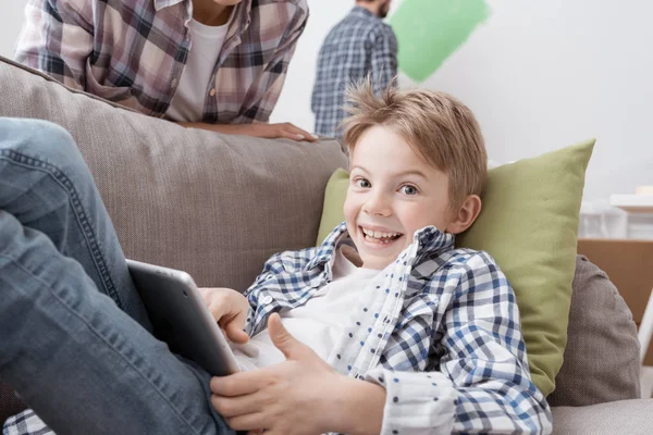 Jongen spelen met tablet — Stockfoto