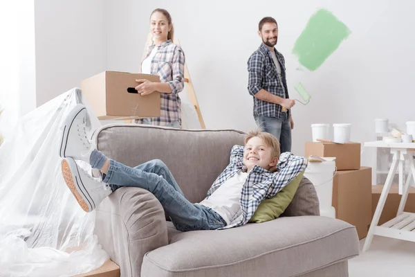 Mladá rodina stěhování do nového domu — Stock fotografie
