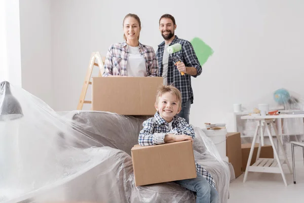 Щаслива сім'я переїжджає в новий будинок — стокове фото