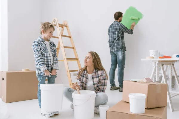 Familia haciendo un cambio de imagen en casa —  Fotos de Stock