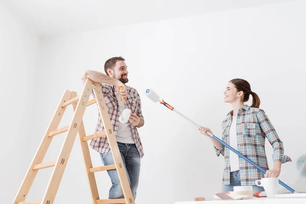 Heureux couple peinture maison — Photo